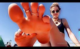 Theperfectmistress onlyfans feet in the summer sunbath at the beach !