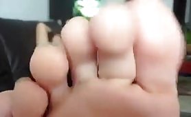 2 mature thai girls toe wiggle