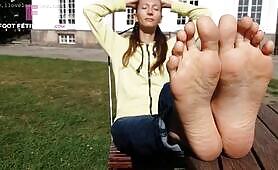 Gorgeous female feet in public with slender toes