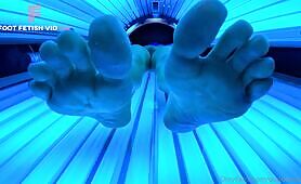 Goddess BBGRL soles gooning in the tanning capsule