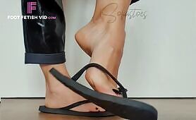 Sofiastoes flip flop footplay with black toenails