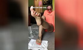 DeeDeericanfeet Sublime oily toes with orange pedi and tanned feet